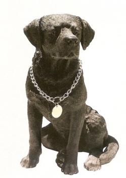Hundefigur Labrador schwarz sitzend mit Metallhalsband