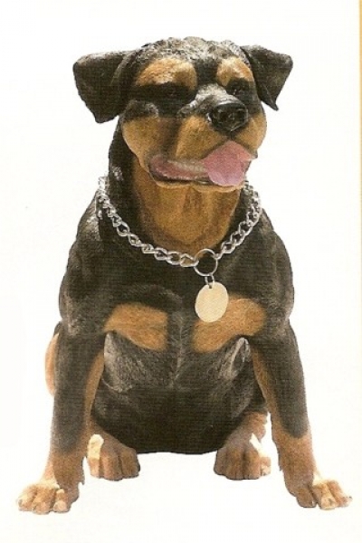 Hundefigur Rottweiler sitzend mit Metallhalsband
