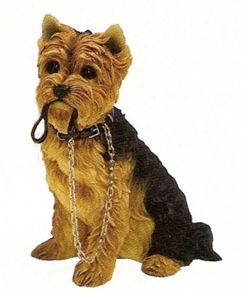 Hundefigur Yorkshire Terrier sitzend mit Leine im Maul